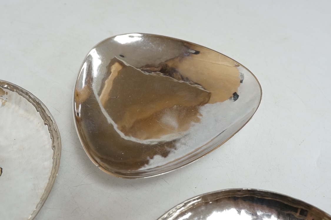 Three contemporary silver pin dishes including a planished pair by Paul Victor Markey, diameter 10.1cm and one by Robert Edgar Stone, together with a modern silver coin dish, 8.3oz.